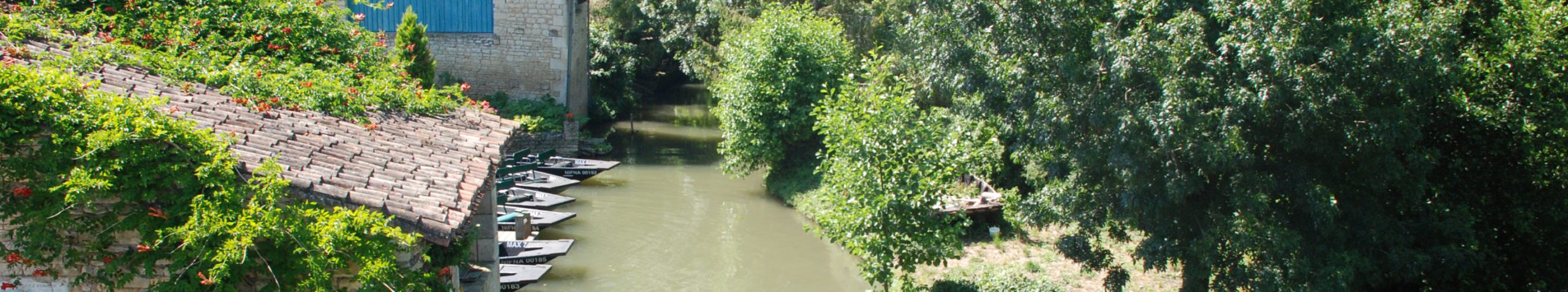 Aménagement du territoire - voie d'eau et embarcadère dans le village de La Garette dans le Marais poitevin