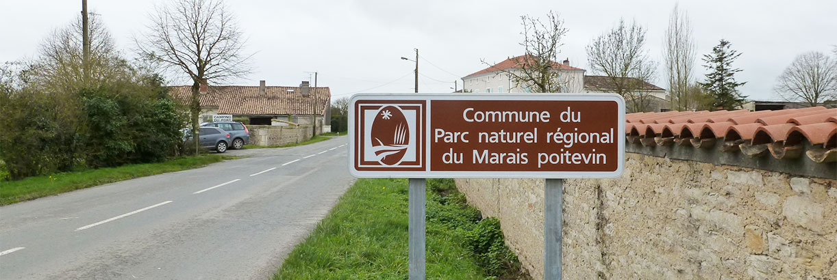 Panneau signalétique "Commune du Parc naturel régional du Marais poitevin" à l'entrée des communes du PNR
