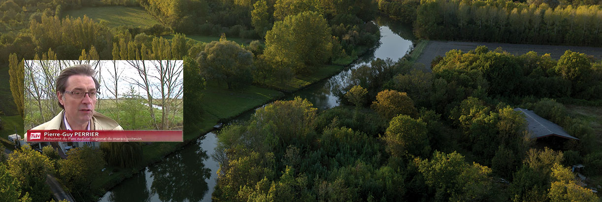 Interview du Pierre-Guy Perrier, Président du Parc naturel régional du Marais poitevin avec en fond une image aérienne des paysages du Marais poitevin