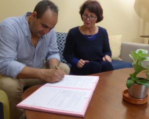 Signature de la Charte du RENET par Yassir Yebba, anthropologue et cuisinier, pour l’association « Territoires alimentaires – Le goût du monde », en présence de Catherine Tromas, Vice-Présidente du Parc, en charge de l’EEDD du Parc naturel régional du Marais poitevin, lors des rencontres RENET du 17 novembre 2016 à Niort.