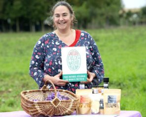 portrait d'Ingrid Billaud devant ses produits marqués Valeurs Parc