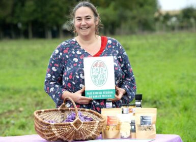 portrait d'Ingrid Billaud devant ses produits marqués Valeurs Parc