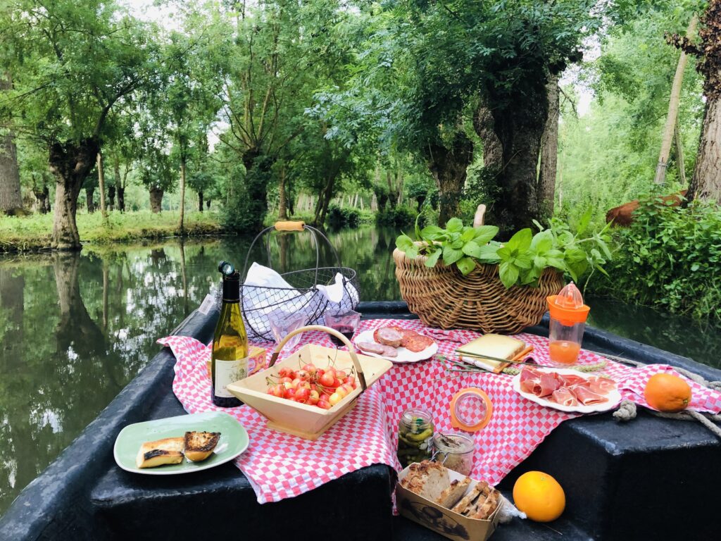 Petit déjeuner sur une barque dans le Marais poitevin