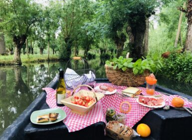 Petit déjeuner sur une barque dans le Marais poitevin