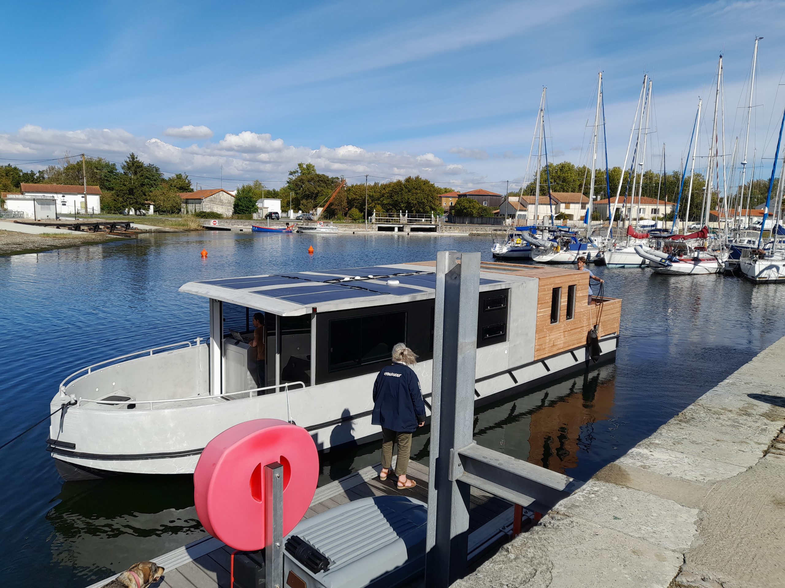 Le premier bateau habitable électrique, propriété du Parc, tout juste mis à l'eau au port de Marans, vendredi 30 octobre 2022.